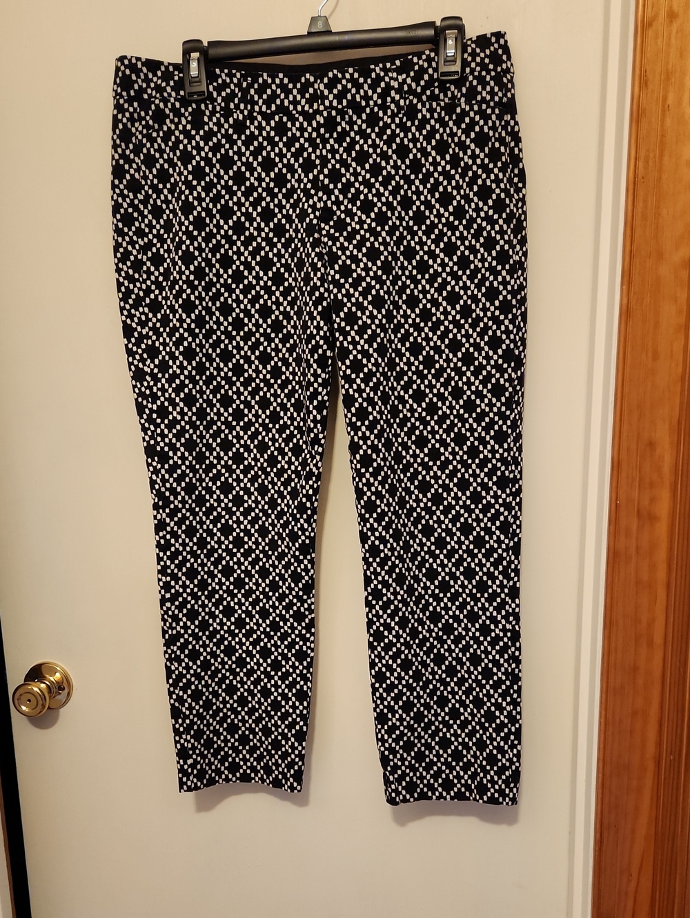 a.n.a. A New Approach Black & White Geometric Capris